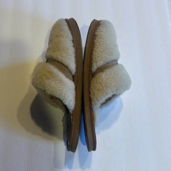 UGG Dalla slippers slip on in cream and tan colors can be unisex with flaws - Picture 2 of 10